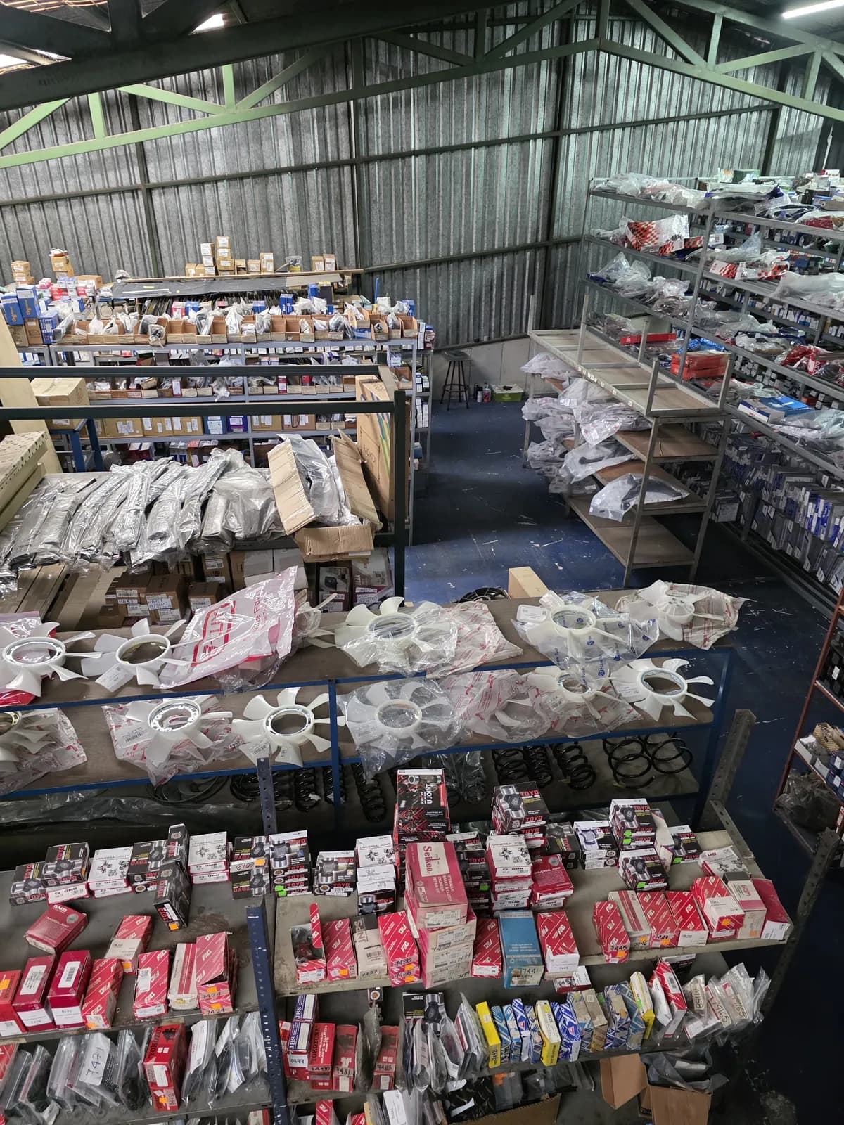 Bodega de repuestos automotrices — miles de referencias en inventario