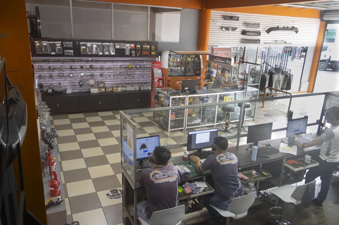 Interior de Repuestos Alto — mostrador y equipo de trabajo