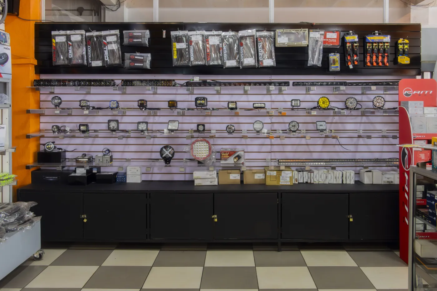Exhibición de iluminación LED en Repuestos Alto
