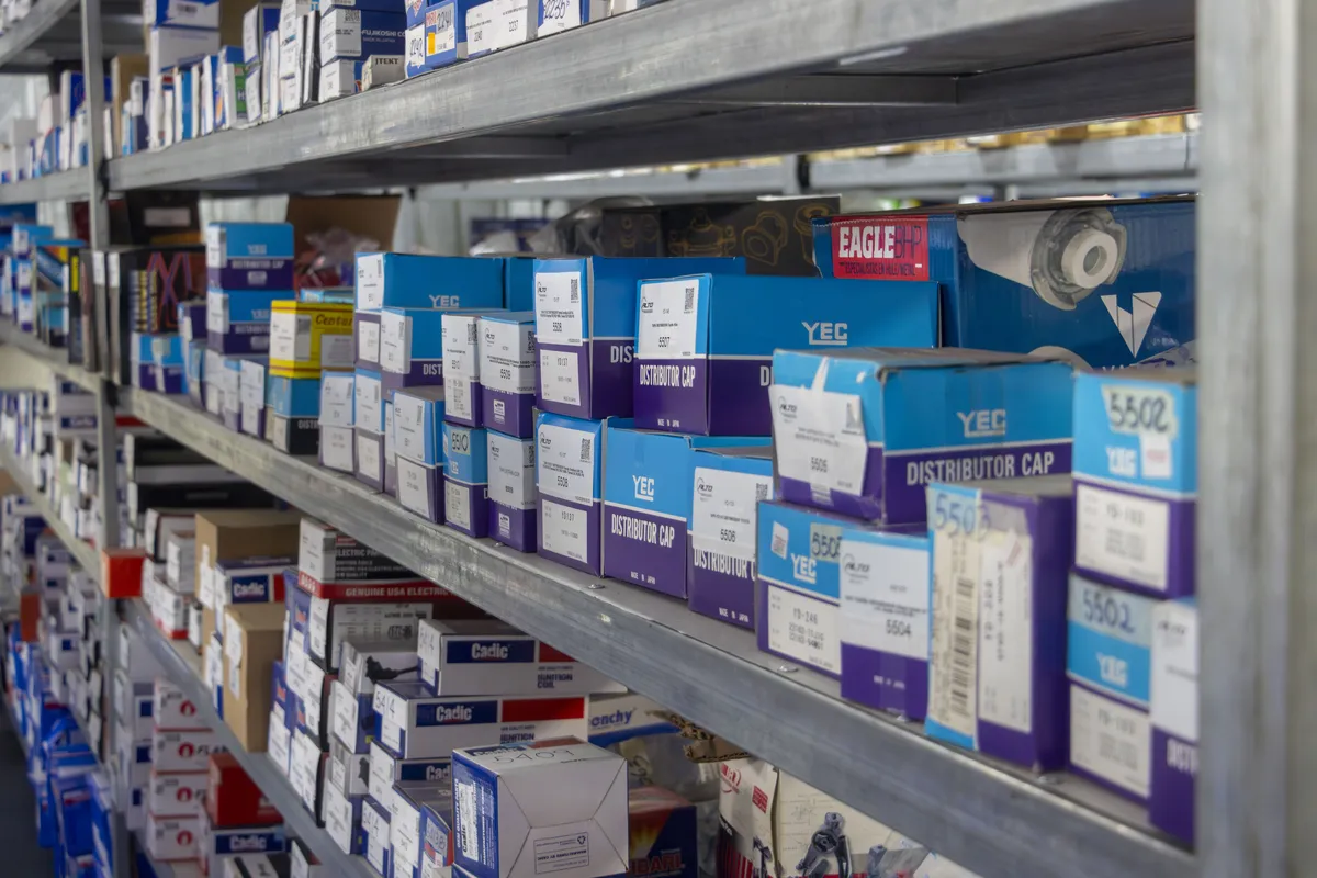 Estantes organizados con repuestos automotrices originales y aftermarket